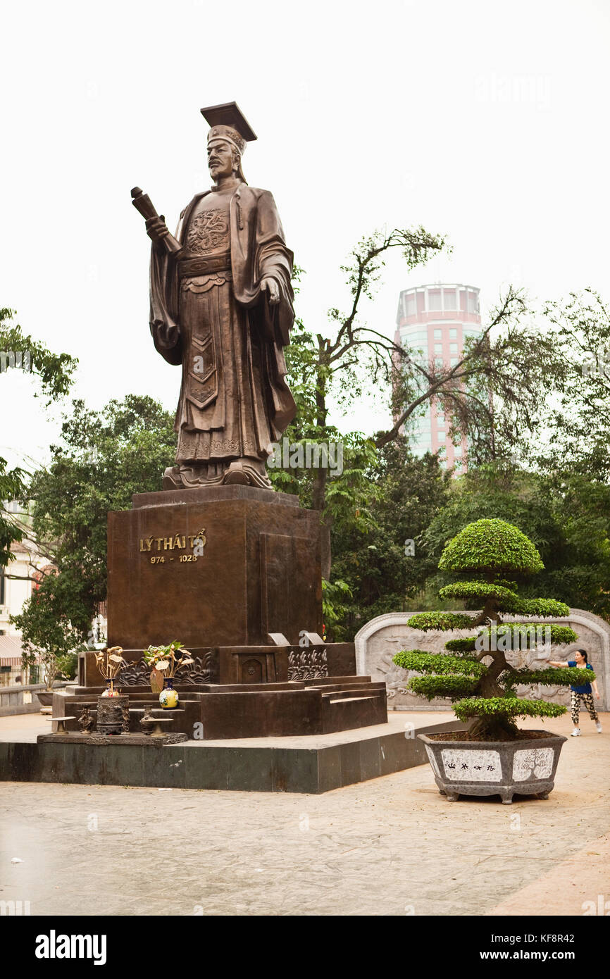 Il Vietnam, Hanoi, una statua di ly thai, il primo imperatore della dinastia del Vietnam si trova a Indira Gandhi park Foto Stock