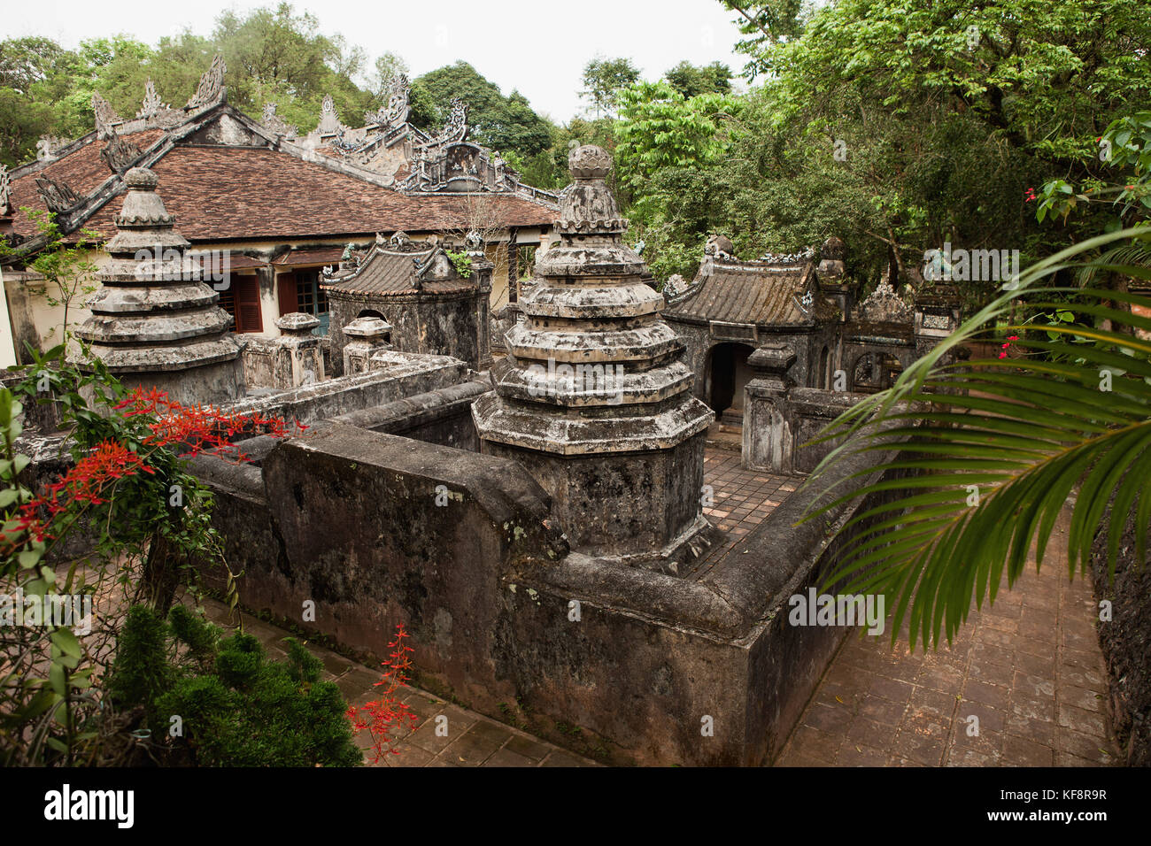 Il Vietnam, tonalità della storica architettura vietnamita di tu hieu pagoda e il monastero Foto Stock