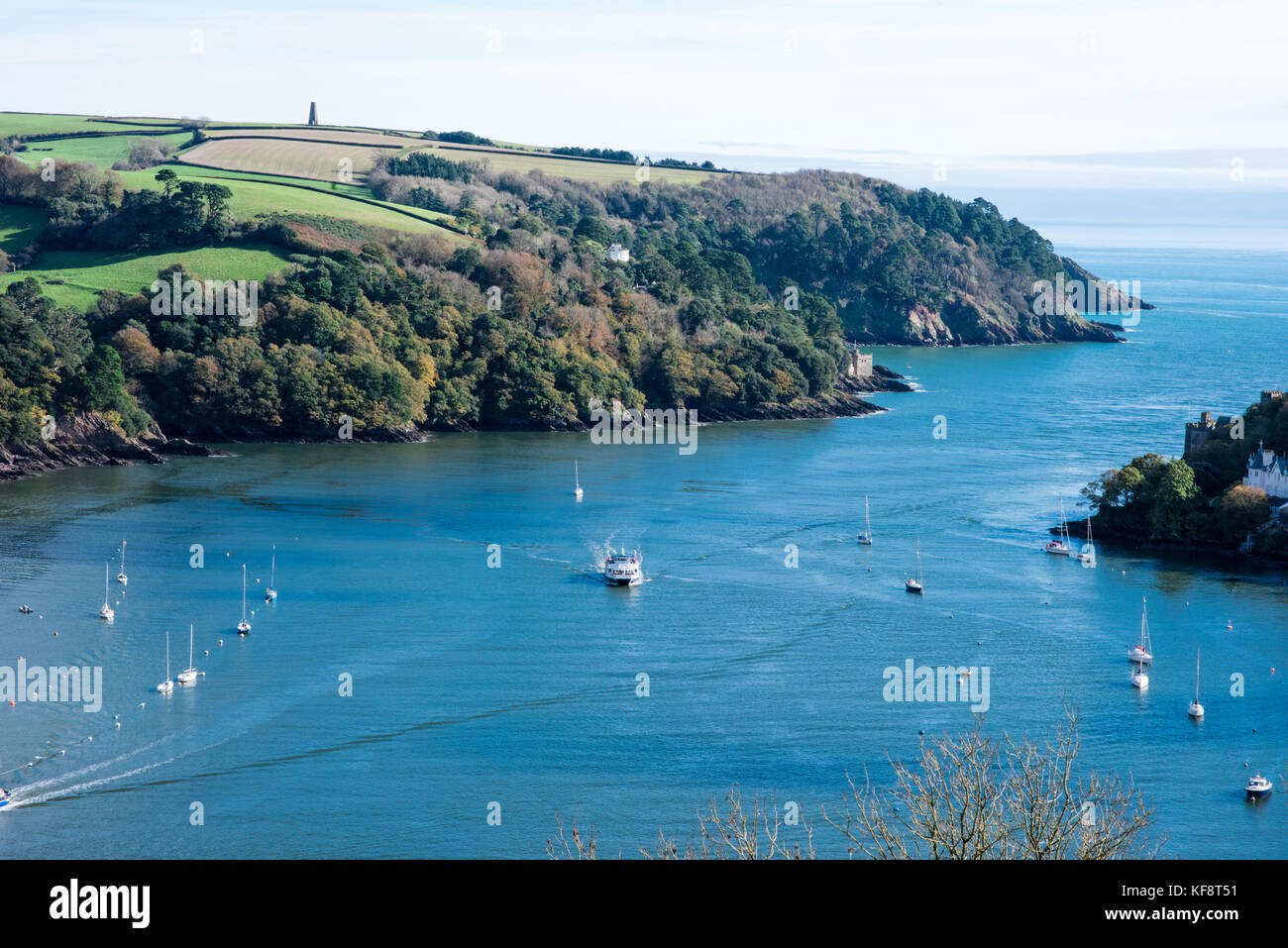 Vista sulla foce del fiume Dart che si affaccia Il canale inglese con il contrassegno del giorno in distanza e. barche a vela sulle acque blu profonde Foto Stock