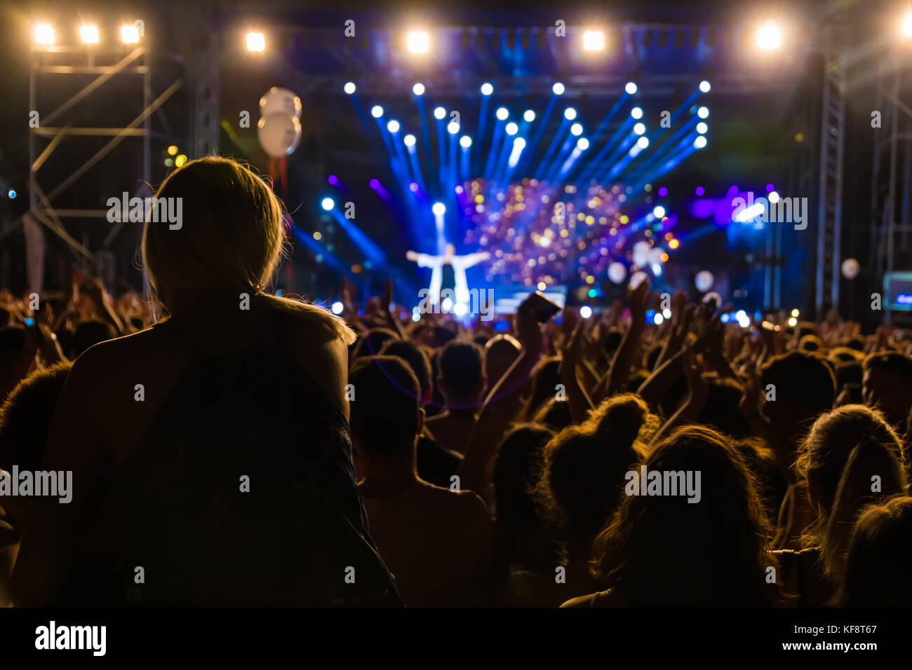 Salonicco, Grecia - 17 Sett , 2017: persone scattare fotografie con touch smart phone durante un concerto di musica dal vivo sul palco per la Saikis Rouvas co Foto Stock