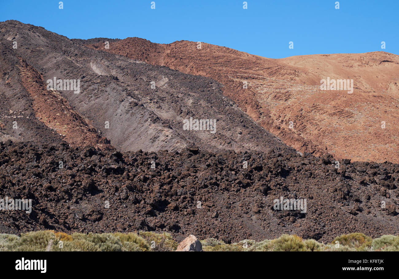 Formazioni di lava solidificata in corrispondenza della base del Monte Teide. Parco Nazionale del Teide, Tenerife, Isole Canarie, Spagna. Foto Stock