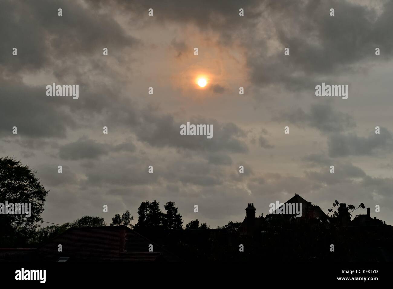 Drammatica red sky e sun causata dalla polvere nell'atmosfera dal Sahara al di sopra del Regno Unito, ottobre 2017 Foto Stock