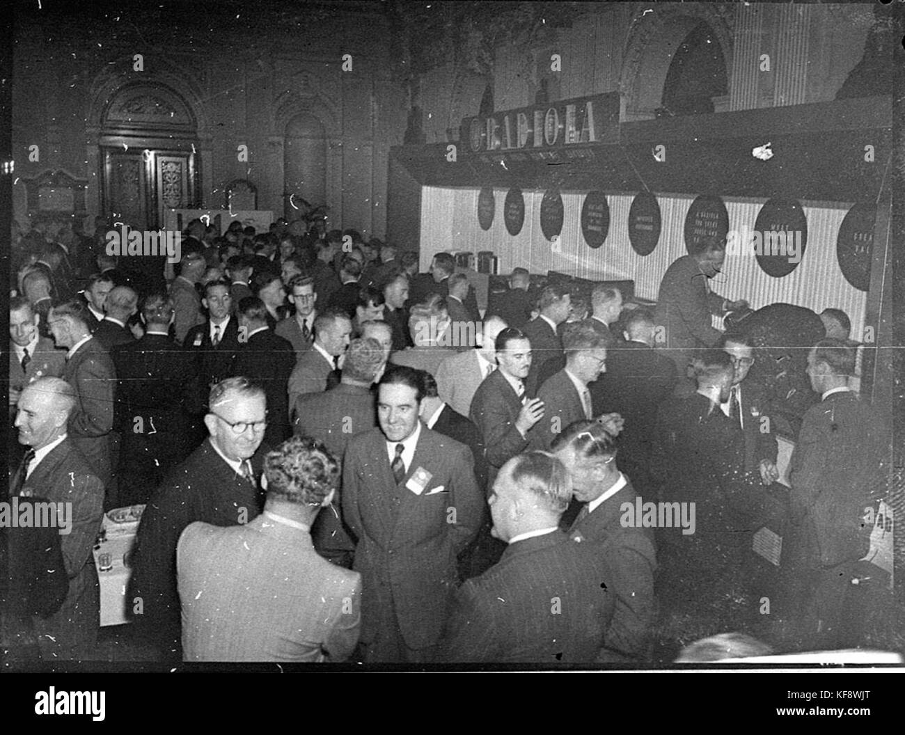 Una fotografia della conferenza AWA (American Water Works Association) del 28125, che probabilmente ritrae i momenti chiave o gli oratori di un importante evento del settore. Foto Stock
