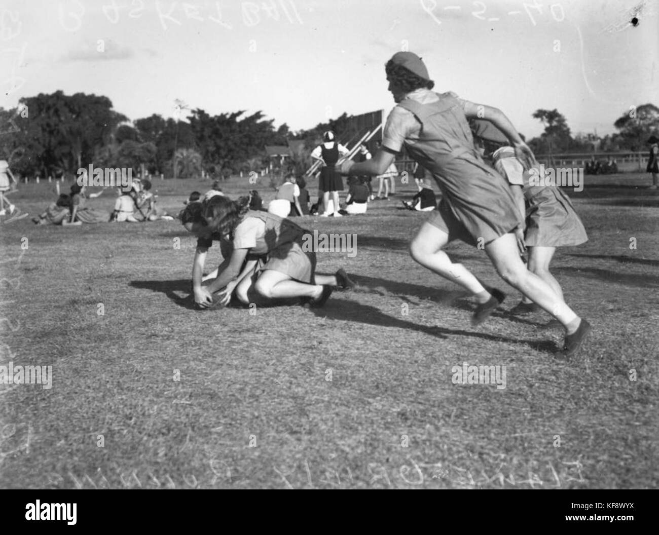 1 ragazze 105228 wrestling oltre la sfera durante un gioco di netball a Brisbane, 1940 Foto Stock