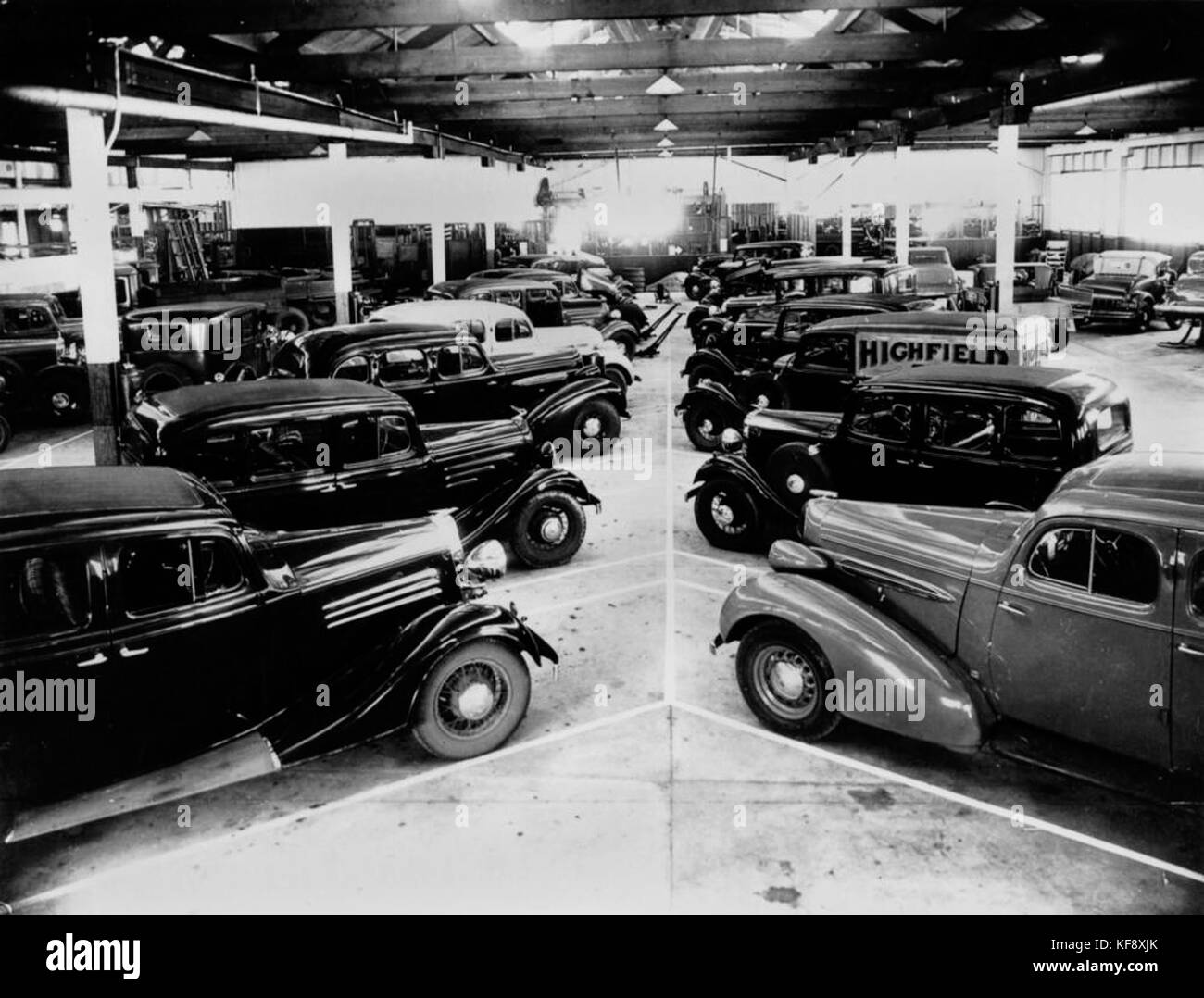 1 117124 vari modelli di auto parcheggiate in officina RACQ, ca. 1936 Foto Stock