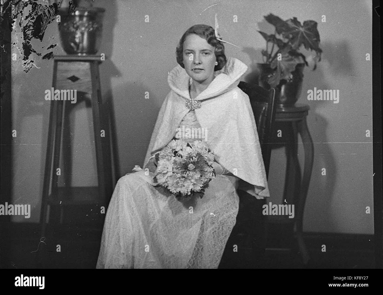 Questa immagine raffigura i debutanti di Santa Brigida, che segnano la loro presentazione formale nella società. L'evento fa parte delle tradizionali cerimonie di maturità che si tengono a St. Brigid's, una notevole istituzione culturale. Foto Stock