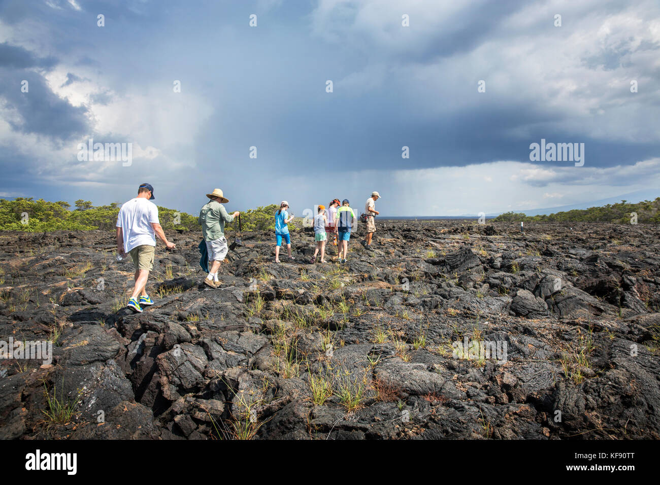 Isole Galapagos, ecuador, individui esplorare intorno intorno a punta moreno su isabela island Foto Stock