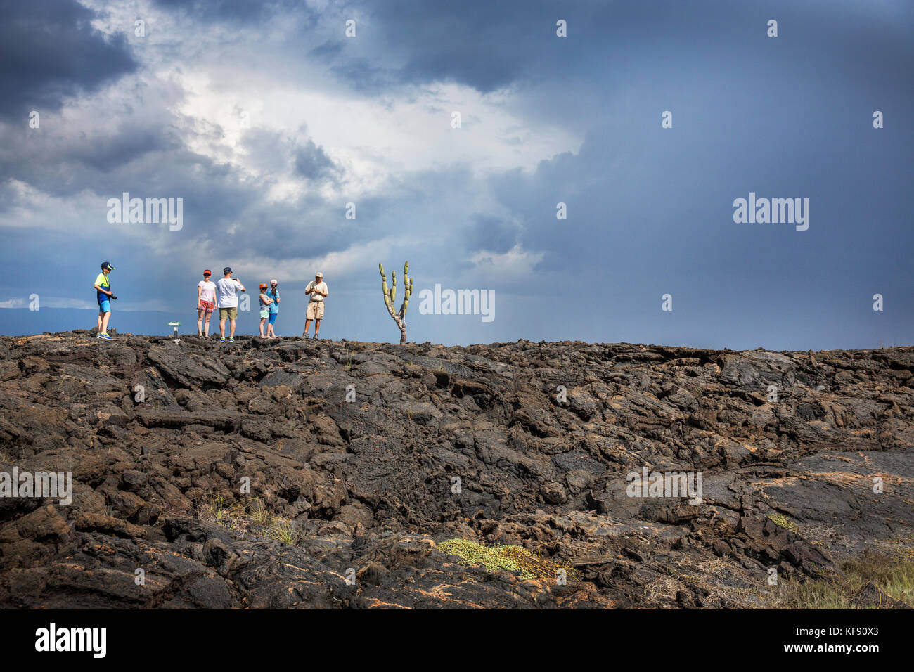 Isole Galapagos, ecuador, individui esplorare intorno intorno a punta moreno su isabela island Foto Stock