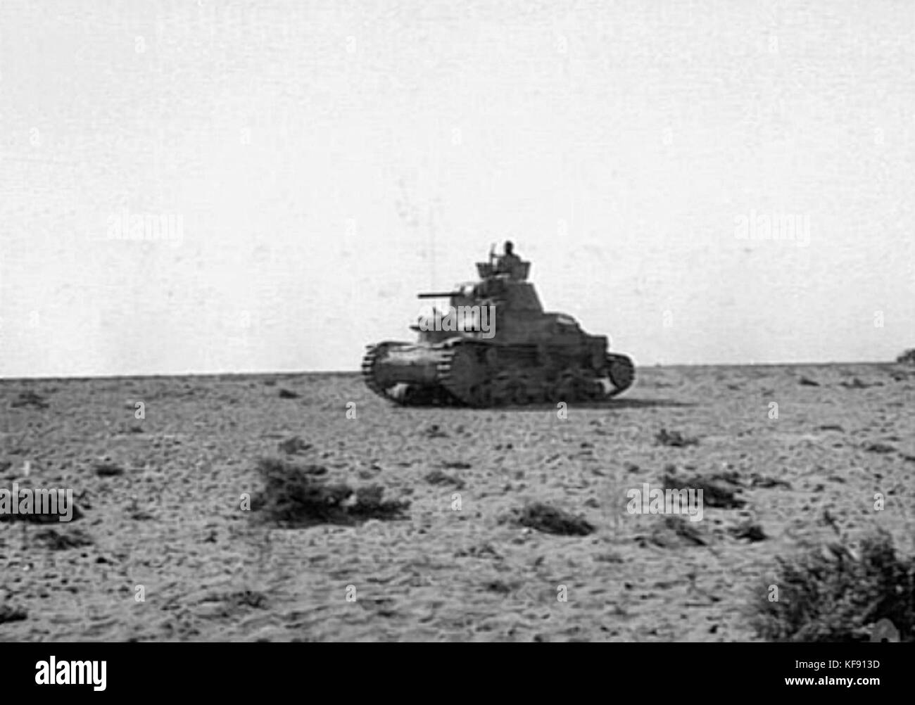 Il carro armato italiano M13/40, un carro medio utilizzato dall'Esercito Italiano durante la seconda guerra mondiale, è mostrato operare in un ambiente desertico nel 1942. Questo carro fu schierato in Nord Africa durante il conflitto. Foto Stock Il carro armato italiano M13/40, un carro medio utilizzato dall'Esercito Italiano durante la seconda guerra mondiale, è mostrato operare in un ambiente desertico nel 1942. Questo carro fu schierato in Nord Africa durante il conflitto. Foto Stock