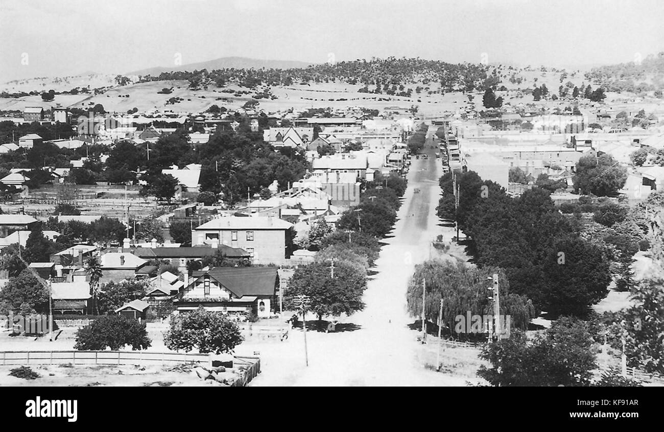 Guardando verso il basso Dean Street Albury (1920s 1930s) dalla Monument Hill Foto Stock