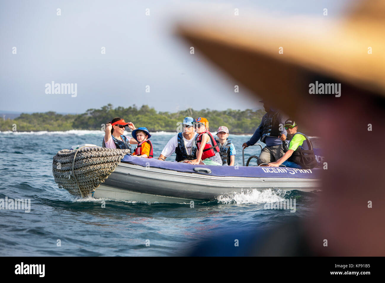 Isole Galapagos, ecuador, individui di testa nella punta moreno su uno squallido barca da m/c ocean spray Foto Stock