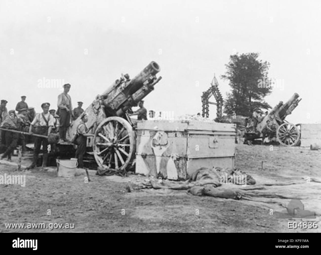 Una fotografia di un obice da 9,2 pollici a Corbie, scattata nel maggio 1918 durante la prima guerra mondiale. L'immagine cattura l'equipaggiamento di artiglieria militare utilizzato durante il conflitto, evidenziando la portata e la potenza dell'arma. Foto Stock