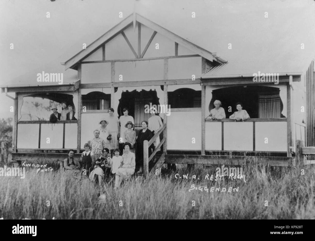 Questa immagine mostra le stanze di riposo Queensland Country Women's Association, intorno al 1931. Le sale relax servivano da spazio per le donne per incontrarsi e fare delle pause durante eventi sociali o attività quotidiane. L'immagine evidenzia le caratteristiche architettoniche dell'edificio e il suo ruolo nel fornire uno spazio comune per le donne nel Queensland rurale durante l'inizio del XX secolo. Foto Stock