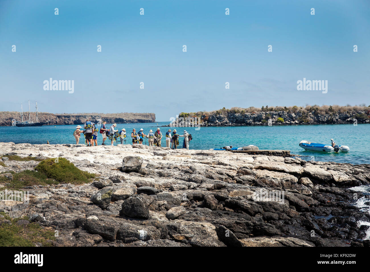 Isole Galapagos, ecuador, individui esplorare south plaza island off se costa di santa cruz Foto Stock