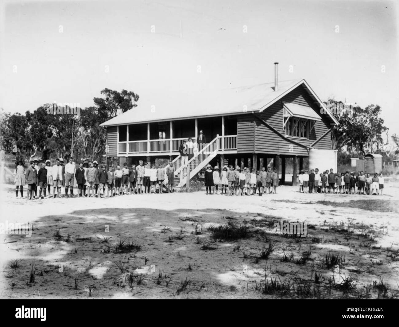 1 106224 studenti e insegnanti si sono riuniti al di fuori di Amiens scuola statale, 1922 Foto Stock
