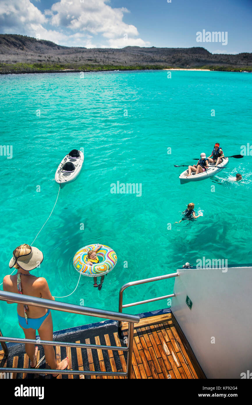 Isole GALAPAGOS, ECUADOR, gli individui giocano nelle acque vicino a South Plaza Island al largo della costa sud di Santa Cruz Foto Stock