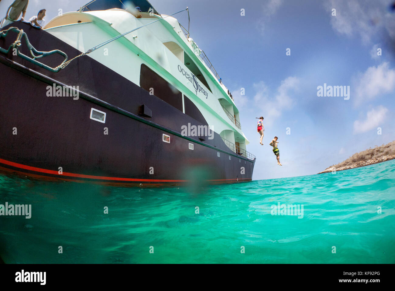 Isole Galapagos, ecuador, individui salta fuori il m/c ocean spray nelle acque vicino a South plaza island off se costa di santa cruz Foto Stock