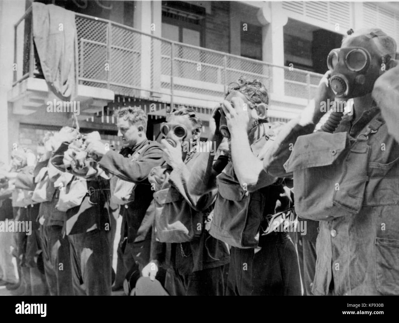 1 107388 manifestanti indossano maschere antigas presso la città di Brisbane Vigili del Fuoco, Brisbane, 1942 Foto Stock