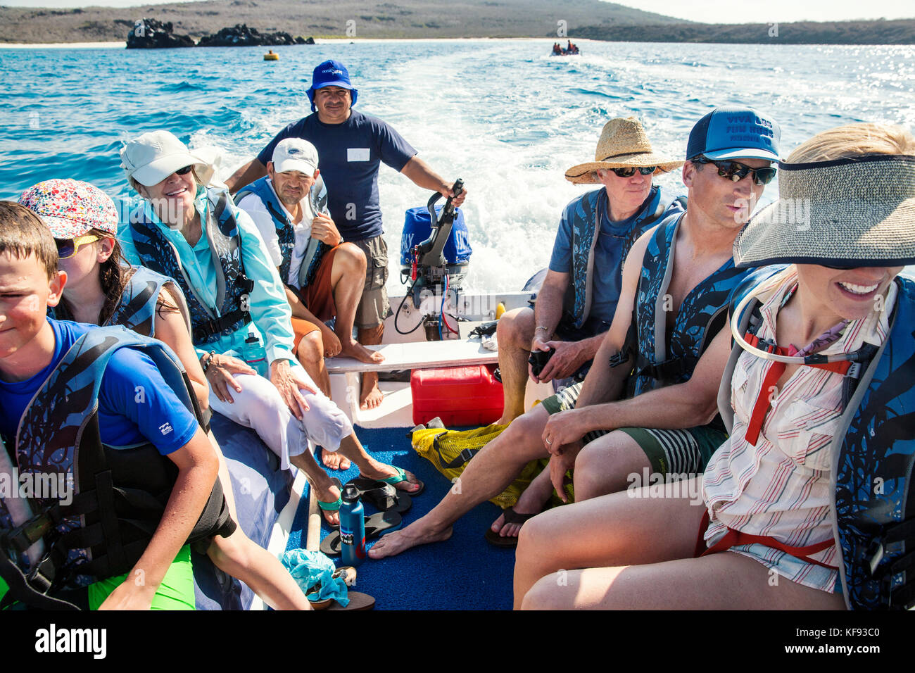 Isole Galapagos, ecuador, individui sedersi sulla barca squallidi come si prepara a discostarsi torna alla m/c ocean spray Foto Stock