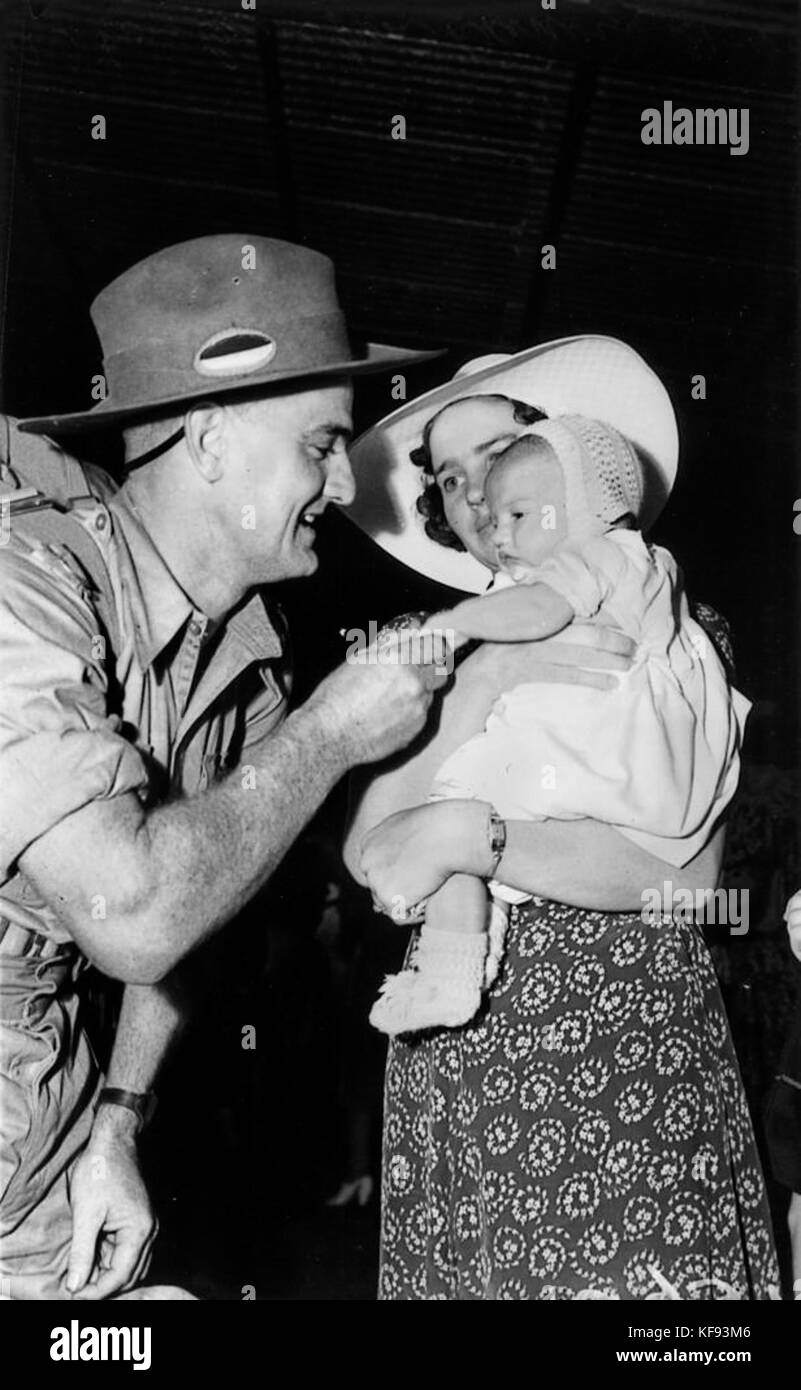 1 131771 Soldier dad il saluto di sua moglie e bambino su arrivo home in congedo da Darwin, Brisbane, Novembre 1941 Foto Stock