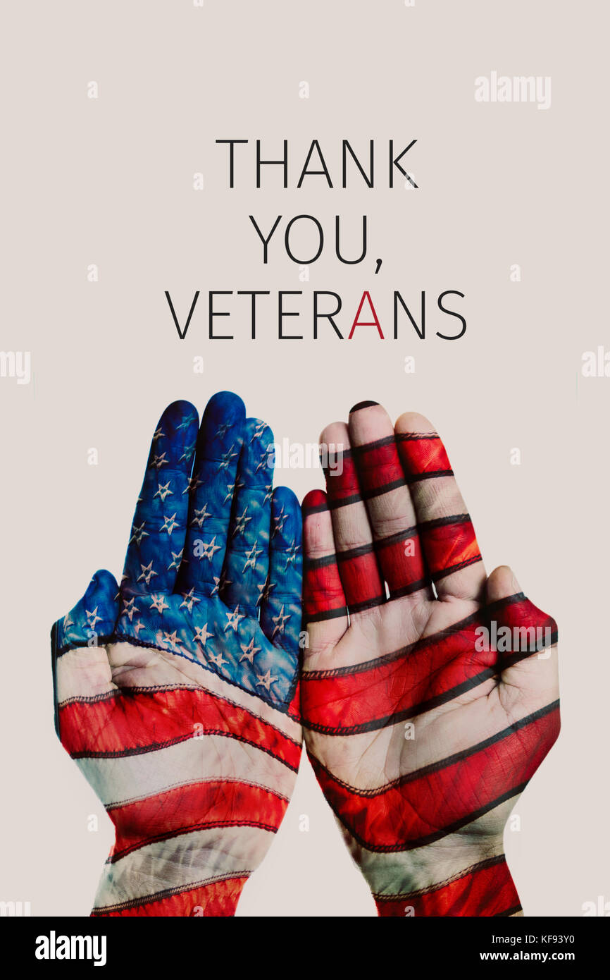 primo piano delle mani di un uomo modellato con Bandiera degli Stati Uniti e il testo vi ringrazio veterani su sfondo beige Foto Stock
