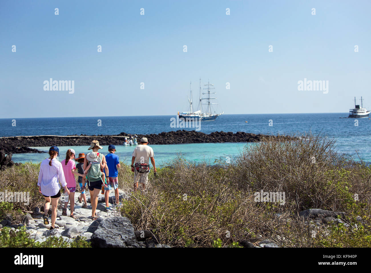 Isole Galapagos, ecuador, individui esplorare intorno a punta suarez sull isola espanola Foto Stock