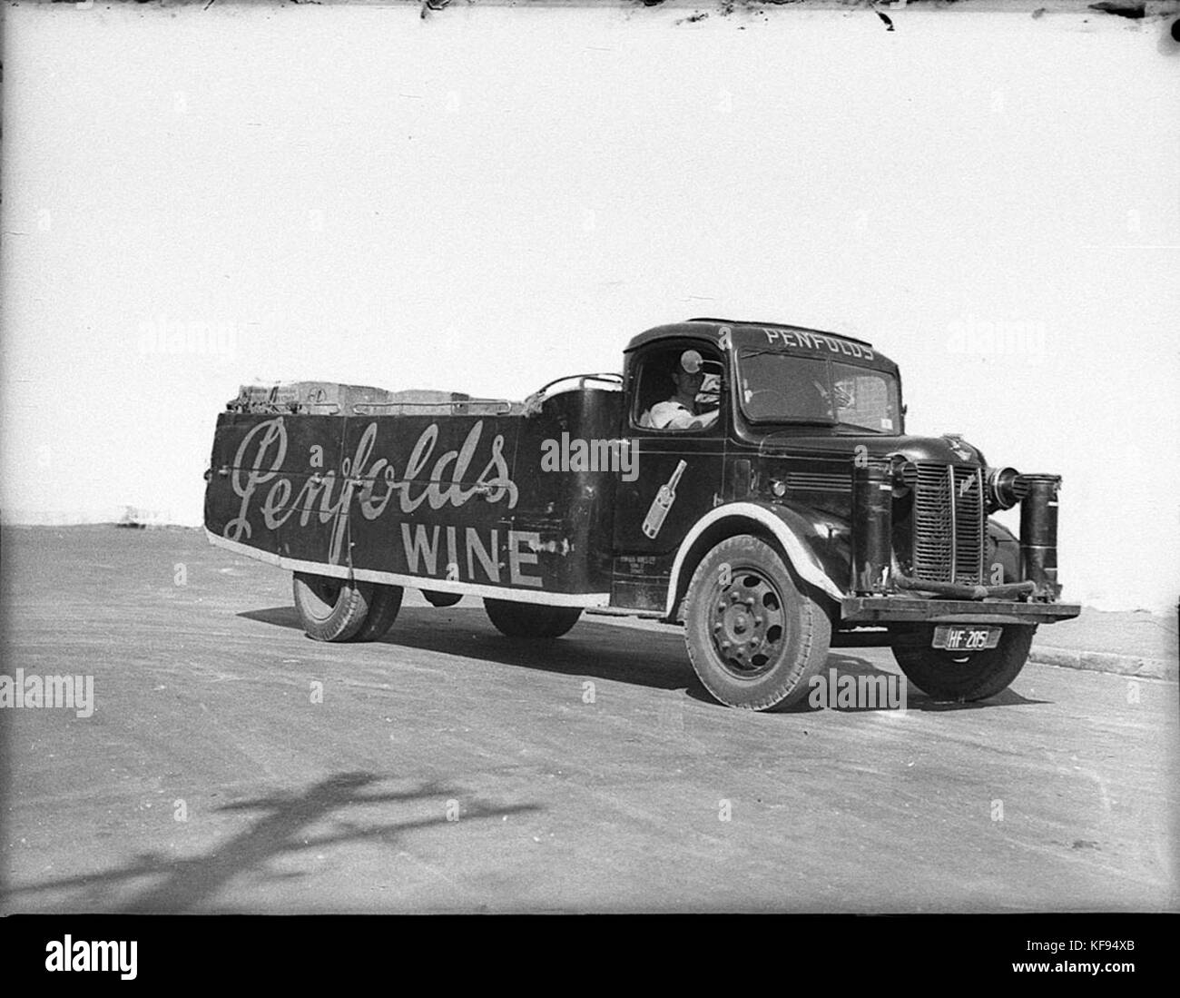 I camion Penfolds Wines, catturati in una fotografia d'epoca, mostrano i veicoli iconici utilizzati dall'azienda vinicola australiana per la distribuzione. Questi camion sono stati fondamentali per la logistica dell'azienda e hanno svolto un ruolo importante nella diffusione dei famosi vini di Penfolds in tutta l'Australia e oltre, segnando una parte importante della crescita e della storia dell'azienda. Foto Stock
