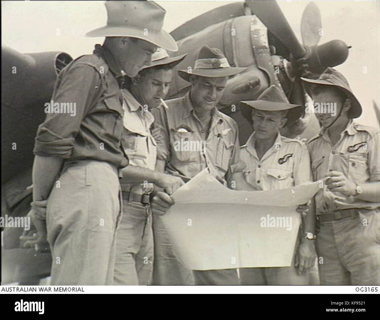 Questa fotografia mostra l'equipaggio dei Beaufighter del 93 Squadron RAAF, scattato a Labuan, nell'agosto 1945, catturando le fasi finali della seconda guerra mondiale nel Pacifico. Foto Stock
