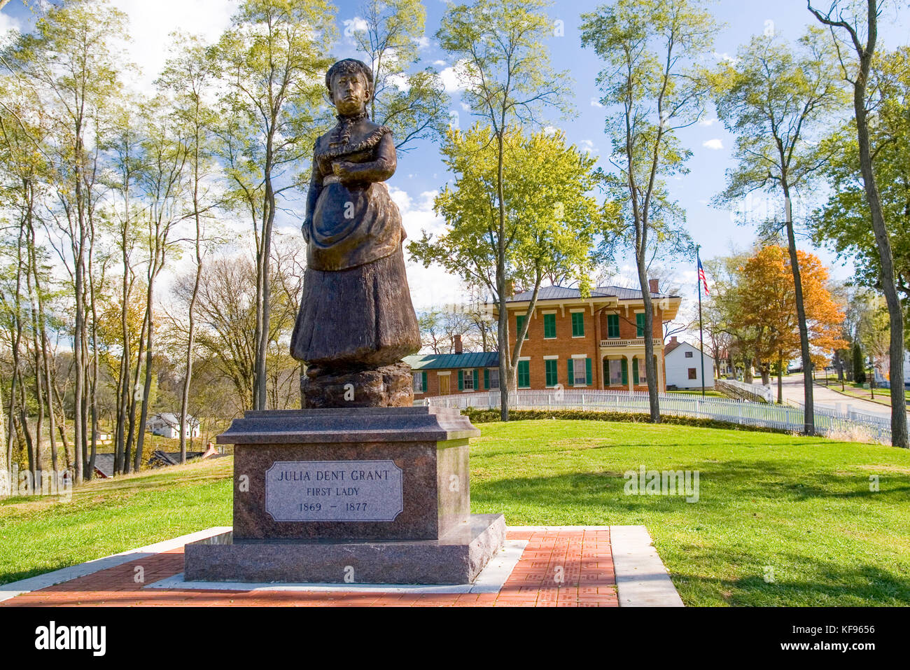 Statua della first lady julia dent grant sullo sfondo è la casa di guerra civile generale e diciottesimo presidente Ulysses s. grant. galena illinois usa, Foto Stock