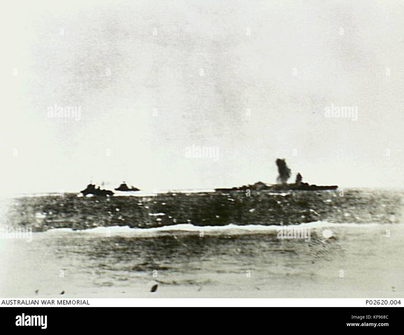 Spray bomba circonda il Royal Netherlands cruiser Java Foto Stock