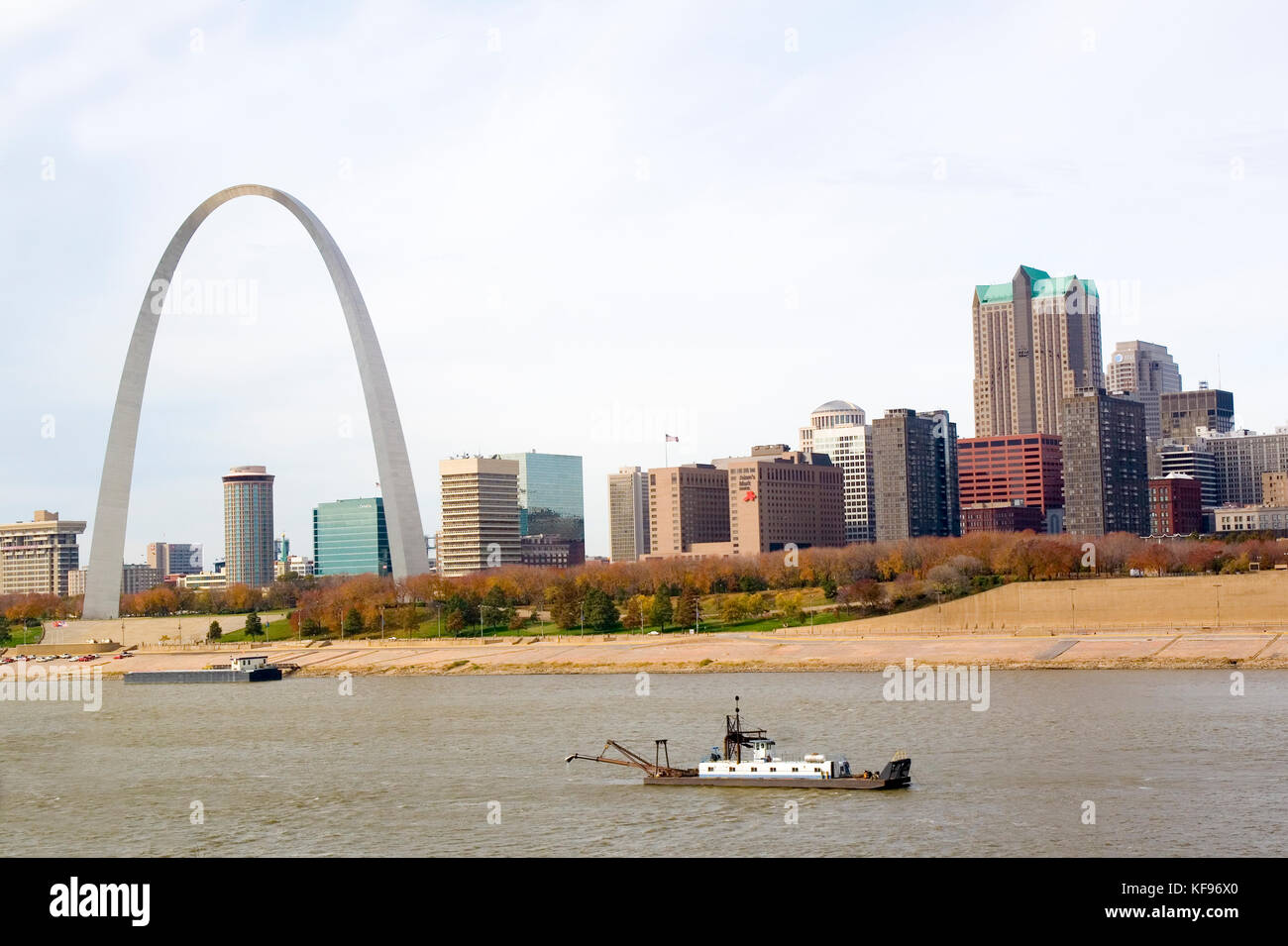 St. Louis nel Missouri mo usa il Gateway Arch, Jefferson National Expansion Memorial Park, il fiume Mississippi, e l'Illinois lato di eads bridge. Foto Stock