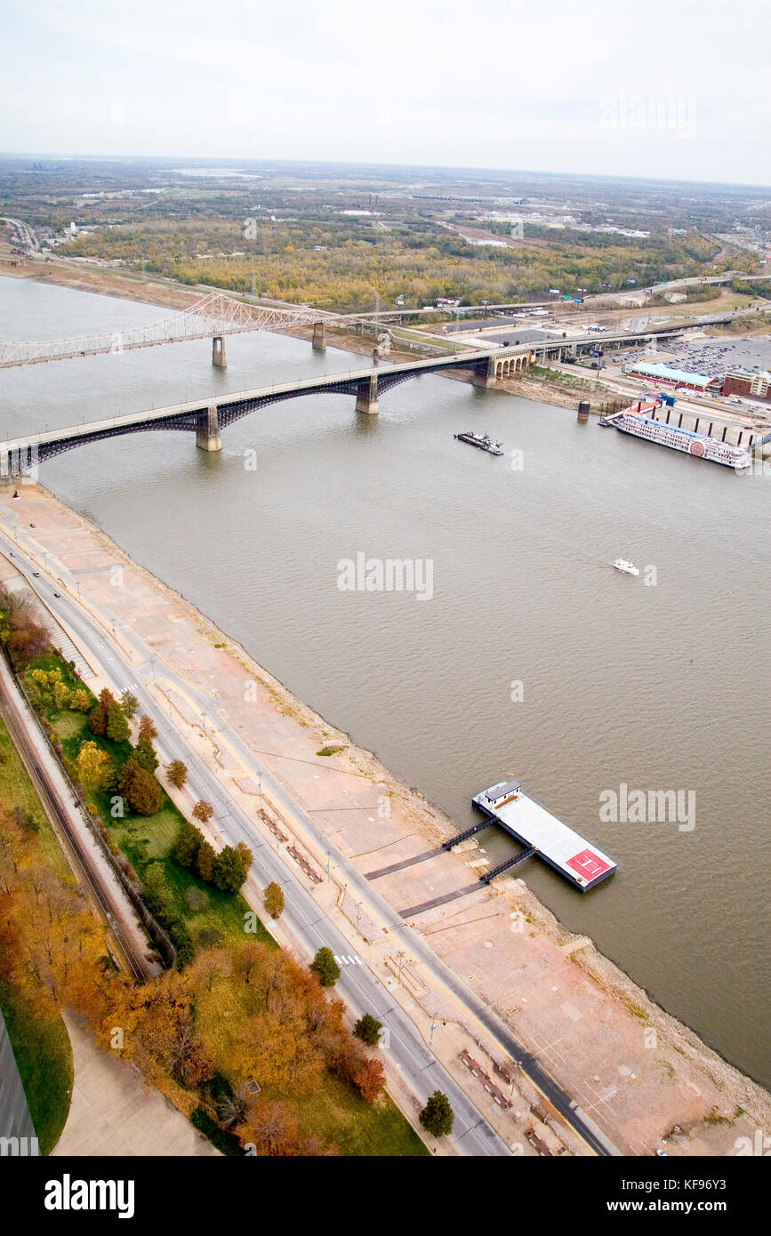 St. Louis nel Missouri mo usa, la vista dal gateway arch observation deck - nordest per illinois fiume Mississippi, eads bridge, Laclede's Landing, Foto Stock