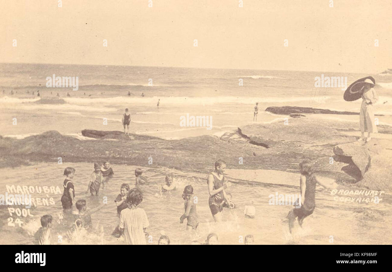 Questa immagine mostra la piscina per bambini di Maroubra a Sydney, Australia, un luogo popolare per le famiglie, che offre acque calme per i giovani nuotatori e un'area per nuotare sicura e chiusa. Foto Stock