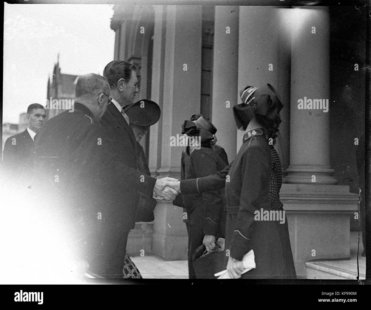 Questa fotografia raffigura il Congresso dell'Esercito della salvezza tenutosi presso il Municipio di Sydney. L'evento ha riunito persone per riunioni religiose, con discorsi e attività incentrate sulla comunità che hanno contribuito al lavoro sociale e alla carità. Foto Stock