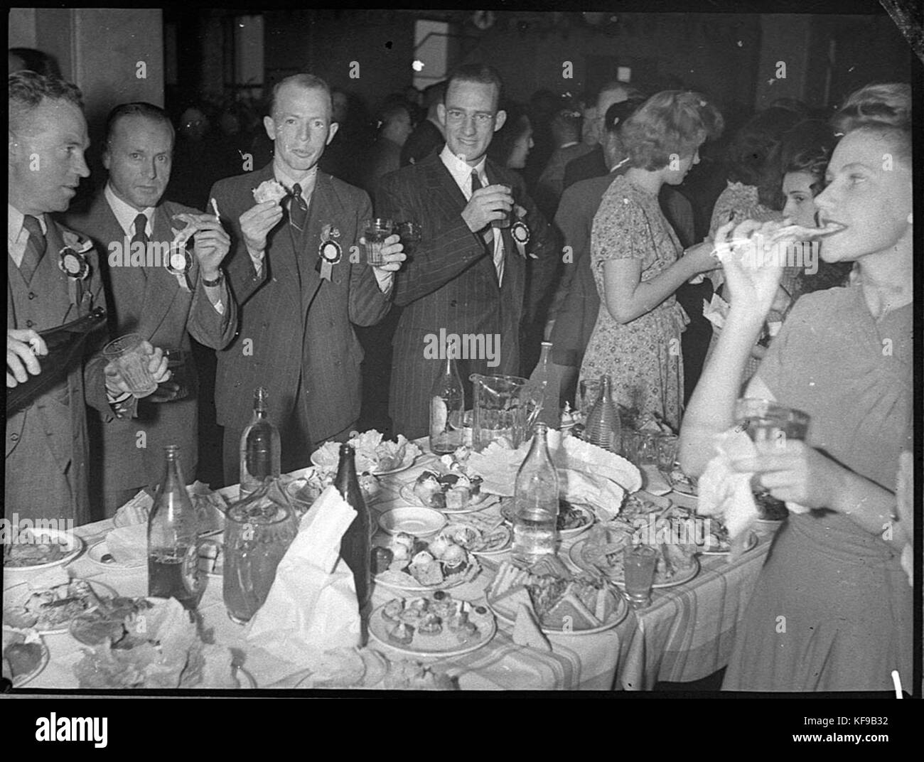 Una fotografia o un documento storico che ritrae una festa di benvenuto ospitata da Rural Bank per gli individui che ritornano, che riflette la celebrazione della comunità e il coinvolgimento della banca. Foto Stock