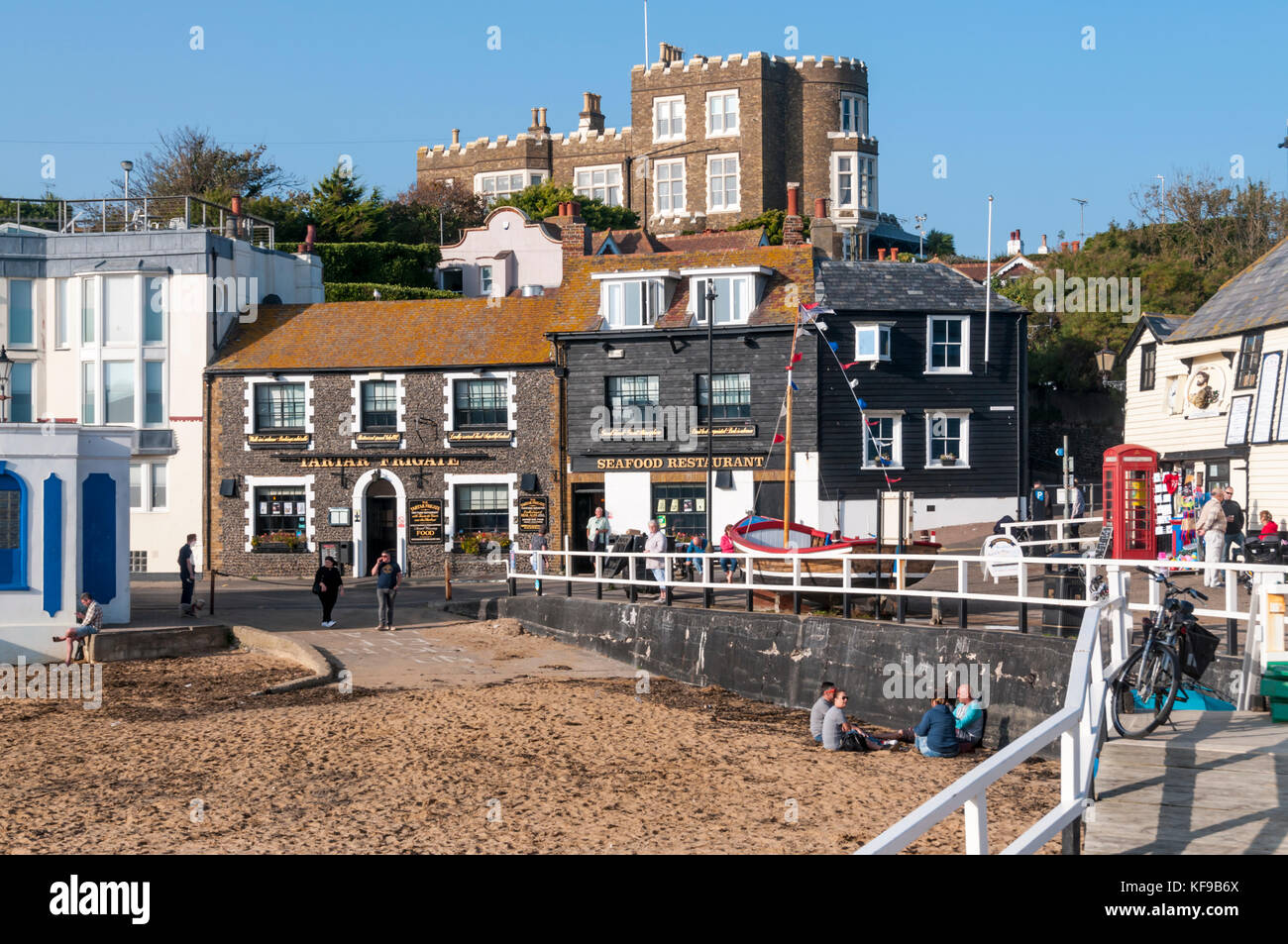 Bleak House per un tempo la casa di Charles Dickens, si affaccia il tartaro Frigate public house e la spiaggia a Broadstairs Kent Foto Stock