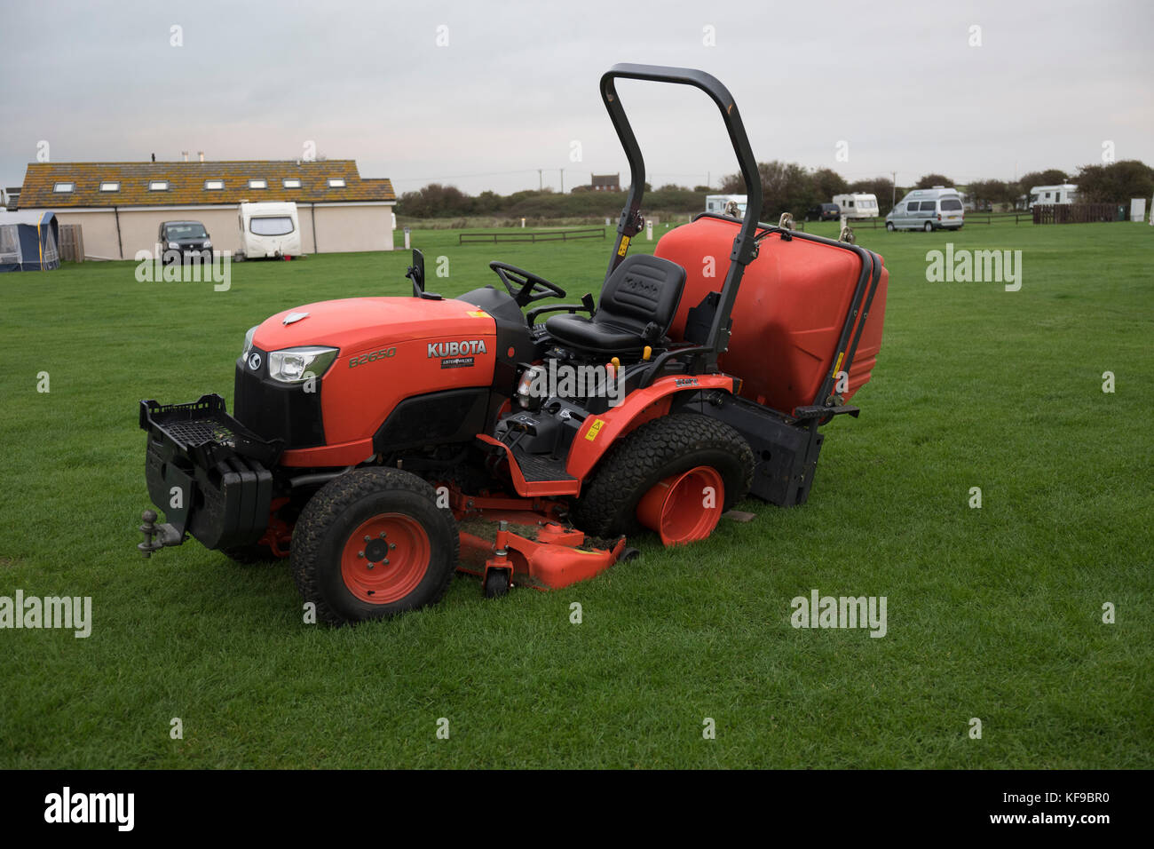 Soffiatura pneumatici su mini trattore. Foto Stock