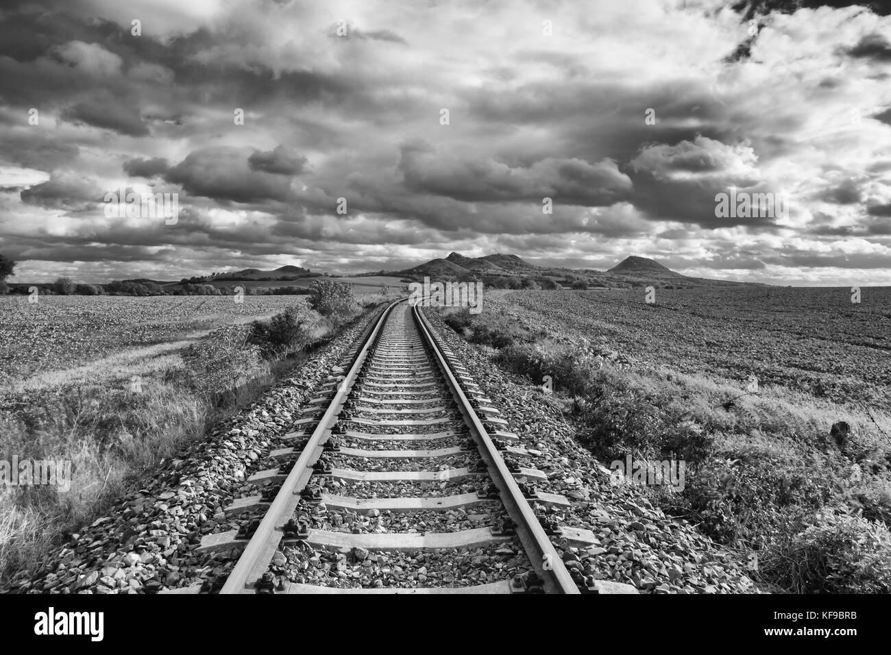 Singolo binario ferroviario in rana, Boemia centrale highlands, Repubblica ceca Foto Stock