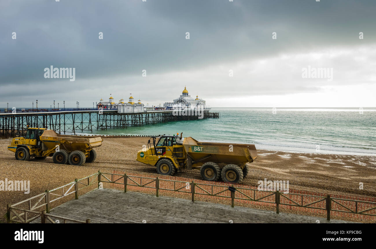 La difesa costiera gestione sulla spiaggia di Eastbourne, Foto Stock