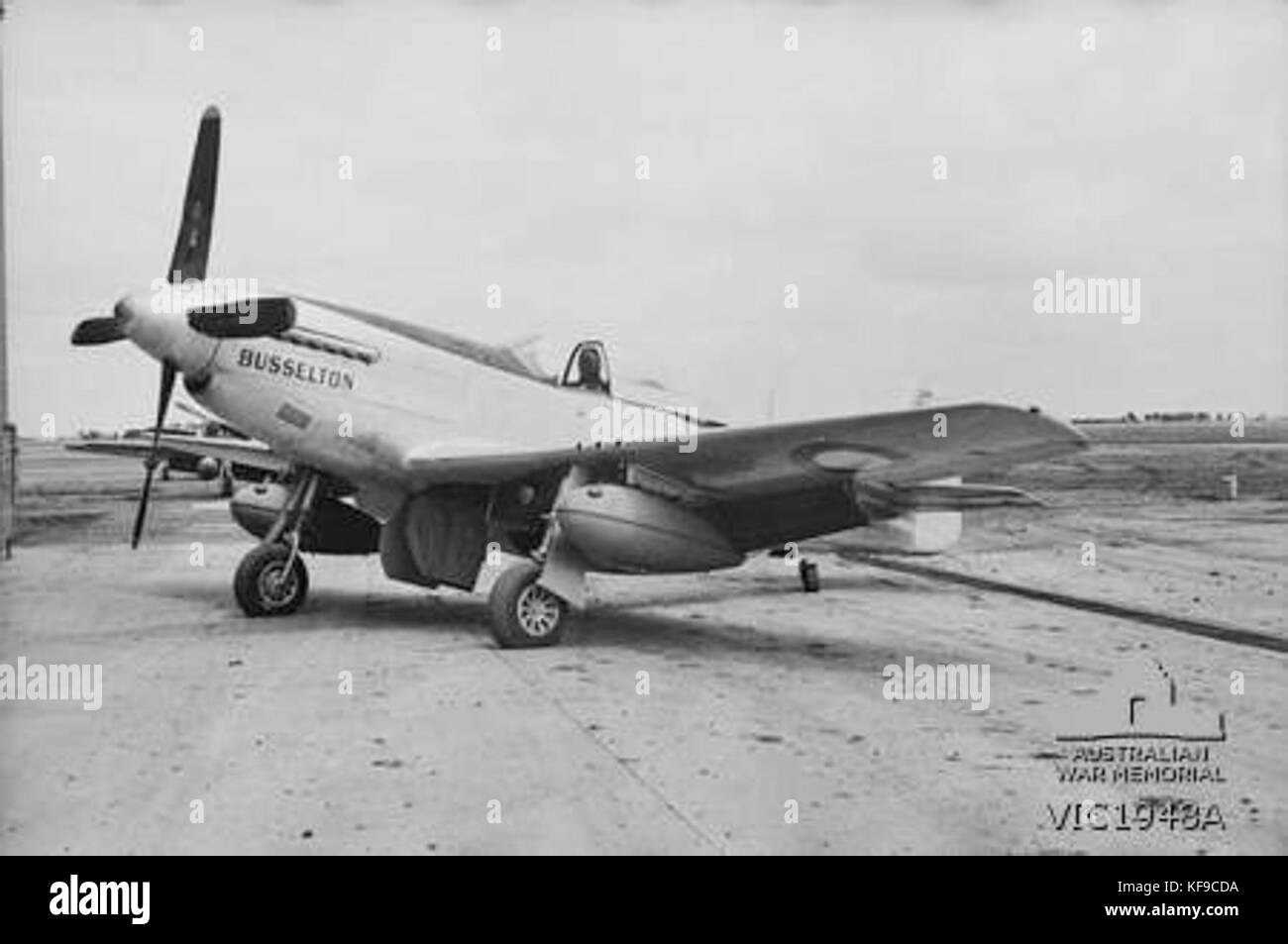 Il P-51 Mustang, mostrato qui a Busselton, era un aereo da caccia della seconda guerra mondiale noto per le sue prestazioni e il suo significato durante la guerra. Foto Stock