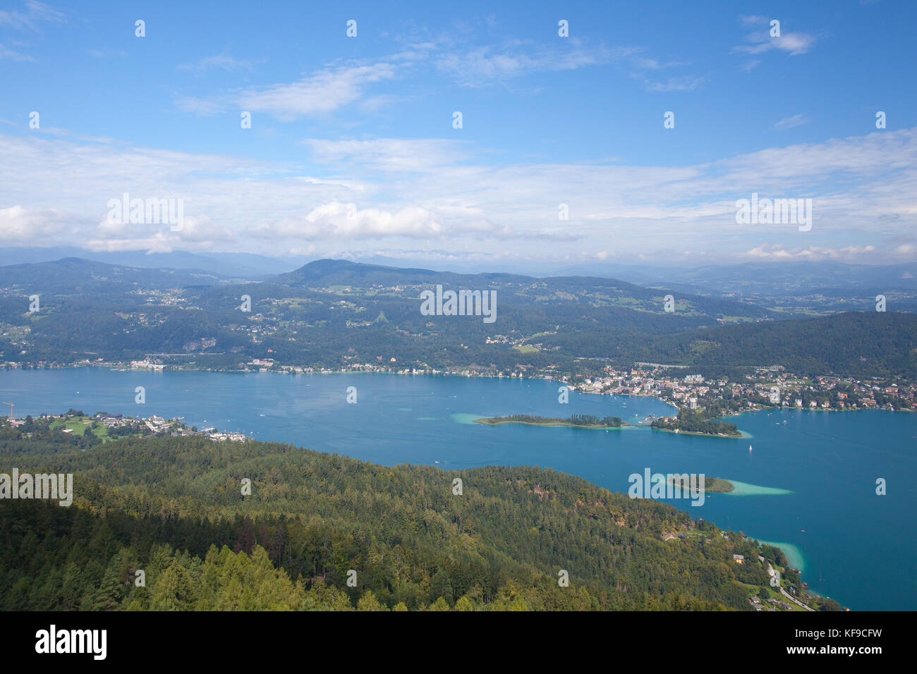 Vista dalla torre di osservazione pyramidenkogel al lago Woerth,Carinzia, Austria Foto Stock