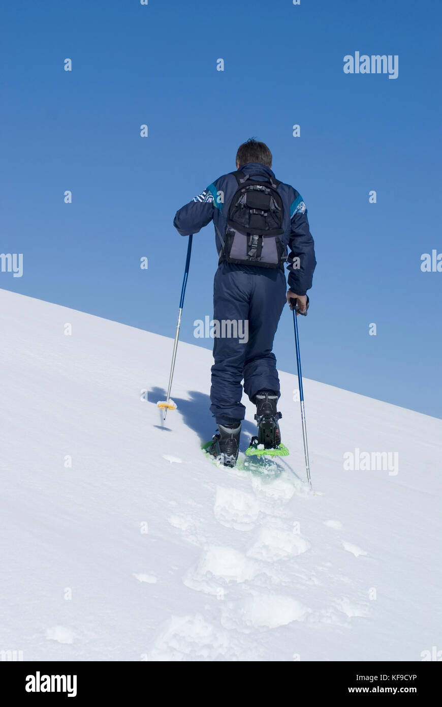 L'uomo scalare una montagna con le racchette da neve a sud delle Alpi (riviera francese) sul sito di calern Foto Stock