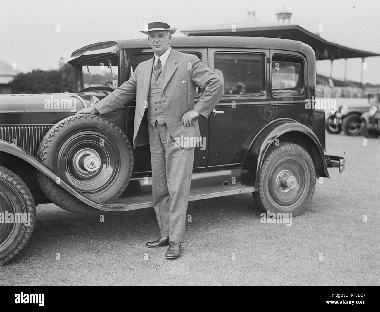 L'ex tesoriere federale australiano Ned Theodore si trova accanto a una berlina Hudson del 1928. La fotografia è stata scattata da Ted Hood, catturando un momento associato alla storia politica e automobilistica australiana dell'inizio del XX secolo. Foto Stock