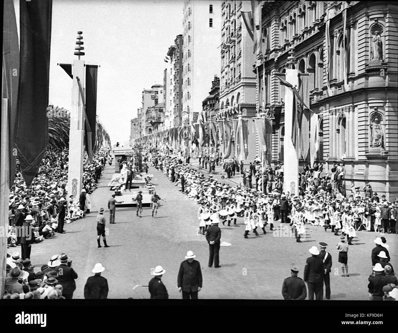 La processione per commemorare il 150° anniversario ha comportato una sfilata per le strade, con rievocazioni storiche e partecipazione della comunità. L'evento ha segnato una pietra miliare nella storia della città. Foto Stock