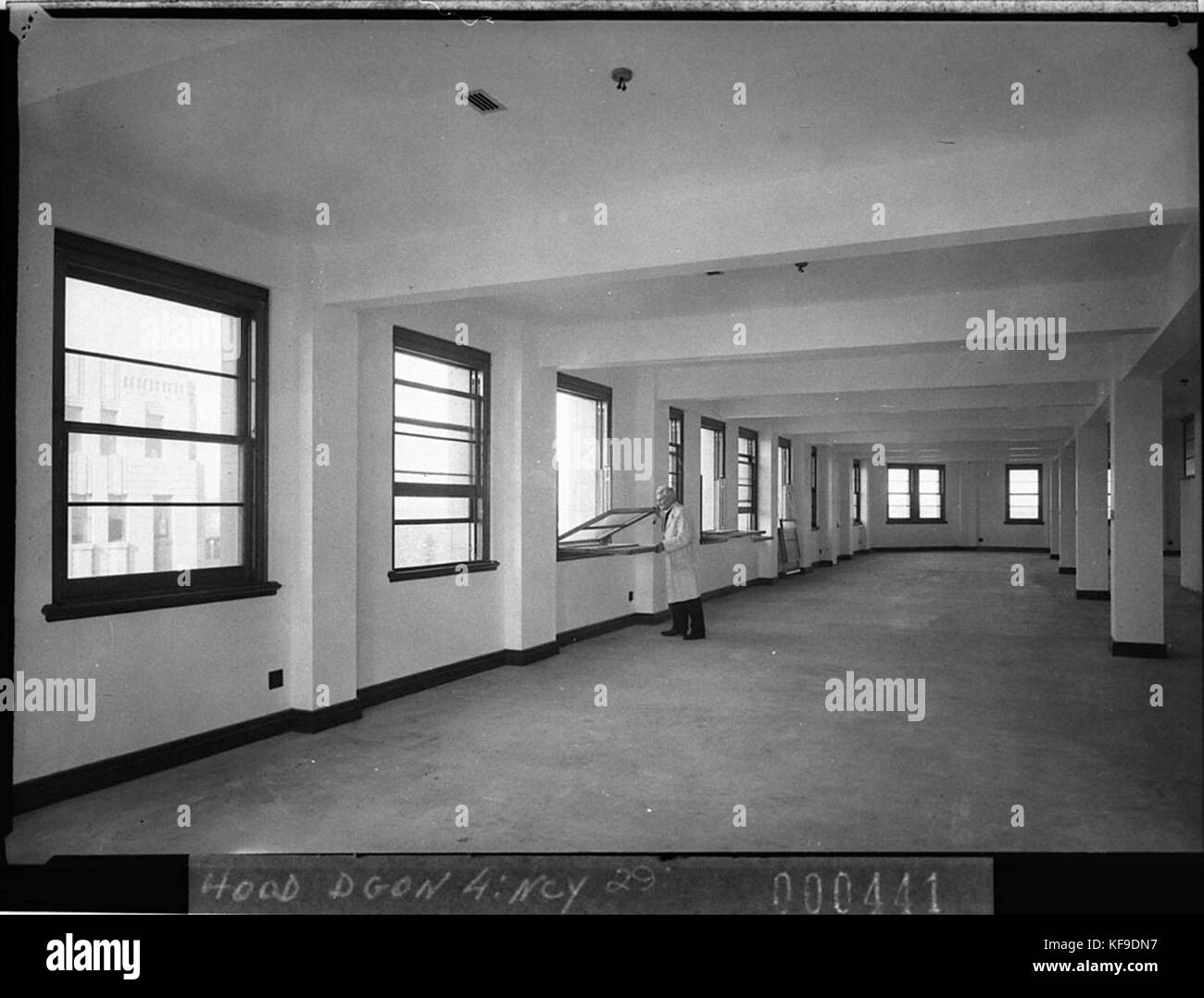 11478 APA Building Interior che mostra un nuovo telaio in acciaio finestra smontabile per la pulizia Foto Stock
