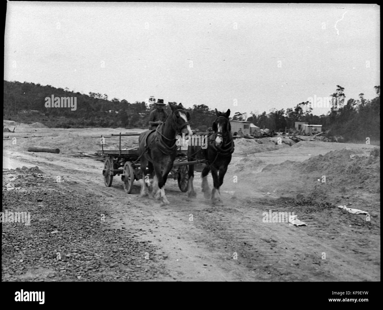 Il Duca di Gloucester in visita a Newcastle, un evento che mette in evidenza l'impegno della famiglia reale britannica con le comunità locali. Questo momento è significativo nella comprensione dei doveri reali e delle apparizioni pubbliche. Foto Stock