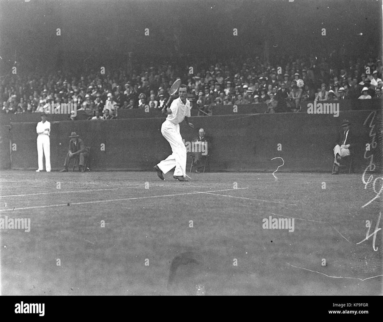 7817 English ace Fred Perry in azione centre court Città Bianca Foto Stock