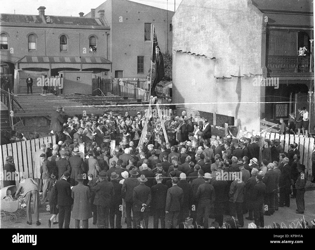 La posa della prima pietra massonica è un evento cerimoniale significativo in Massoneria. Questo rituale segna l'inizio di un progetto edilizio ed è immerso nella tradizione. La prima pietra rappresenta l'istituzione della struttura ed è simbolica della forza, della stabilità e dell'integrità morale negli insegnamenti massonici. Foto Stock
