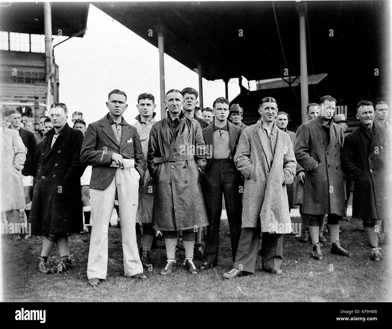 10136 i membri del team di Canberra attendere per il loro gioco contro NSW nella AllStates Football Australiani carnevale presso la SCG il 7 Agosto 193 al giocatore il cappotto di pelle centro è il team capitano Jack Moroney Foto Stock