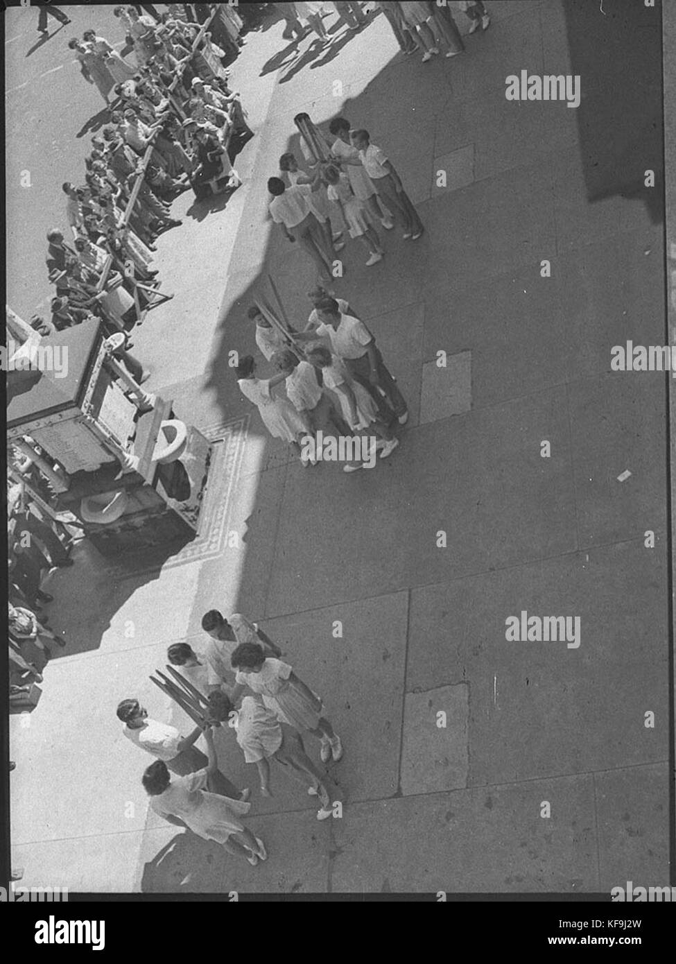 Una mostra pubblica per la settimana della salute, allestita fuori dall'ufficio postale di Newcastle, che mostra iniziative di sensibilizzazione sulla salute e promuove le risorse sanitarie della comunità nella zona. Foto Stock